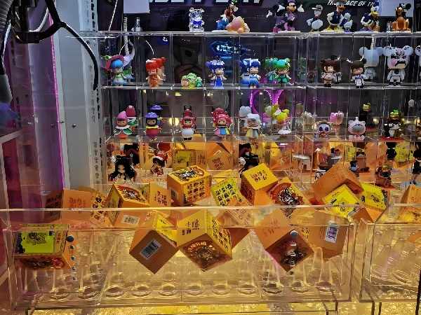 Blind box machine with anime IP design