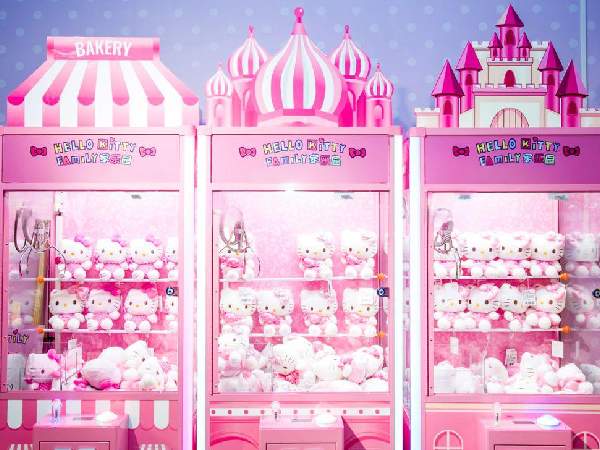 Hello Kitty theme claw machine
