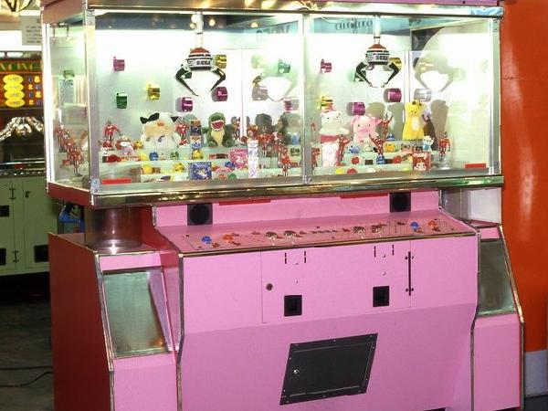 UFO-style claw machine