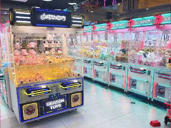 A multi-player claw machine attracting multiple players at once