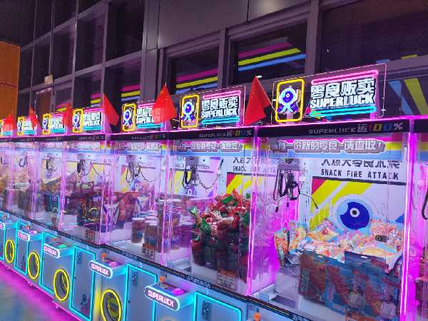 A standard claw machine designed for snack prizes