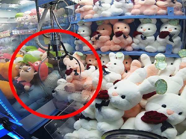 Observe and align the claw with the toy’s center of gravity